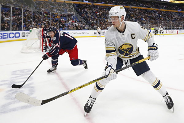 中国男子冰壶队在冬奥会资格赛中连胜两场，即将迎战新西兰和韩国，展现强大实力，期待继续拼搏。